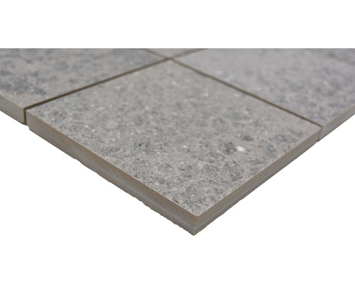 Grå golvplatta i detalj