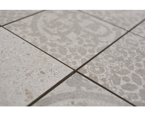 Närbild av golvplattor med mönster