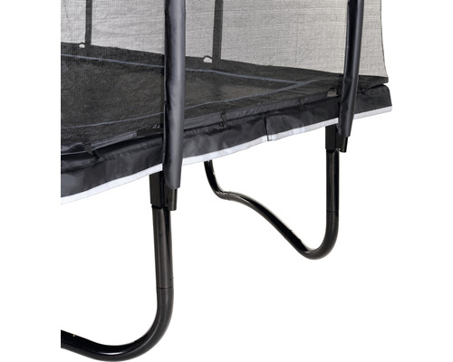 Detaljvy av en trädgårdstrampolin med säkerhetsnät och ramvaddering