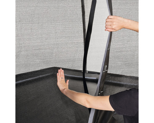 Detaljbild av säkerhetsnätet på en studsmatta med öppen ingång