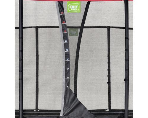 Detaljvy av ett trampolinsäkerhetsnät med dragkedja