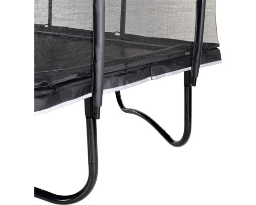 Detaljvy av en trädgårdstrampolin med säkerhetsnät och vadderade stänger