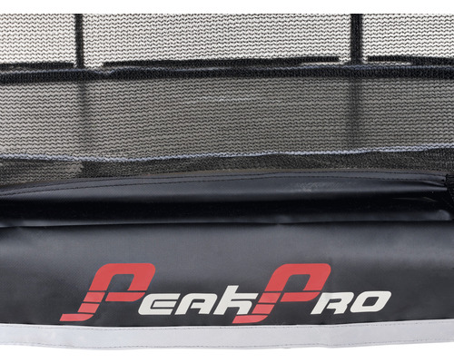 Detaljbild av ett trampolinnät med Peakpro-logotyp