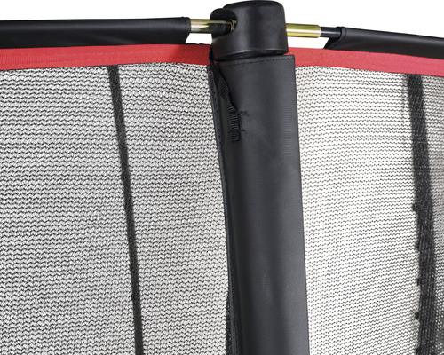 Närbild av en studsmatta med säkerhetsnät