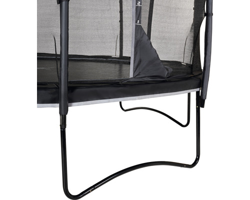 Detaljvy av en studsmatta för trädgården med säkerhetsnät och svart ram