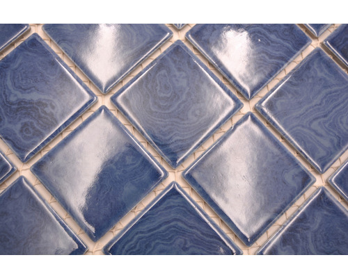 Närbild av blå mosaikplattor i rombform