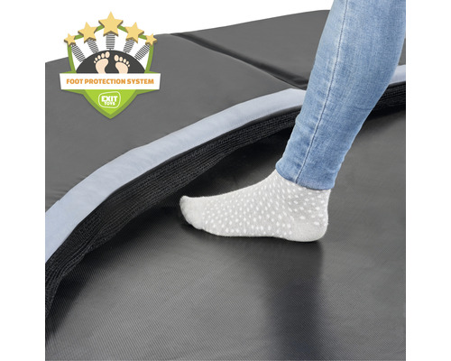 Närbild av en studsmatta med fotbeskyddssystem och en person som står på den