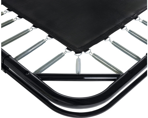 Detaljvy av en studsmatta med fjädrar och ram