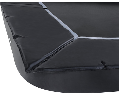 Närbild av ett svart kantskydd för studsmatta