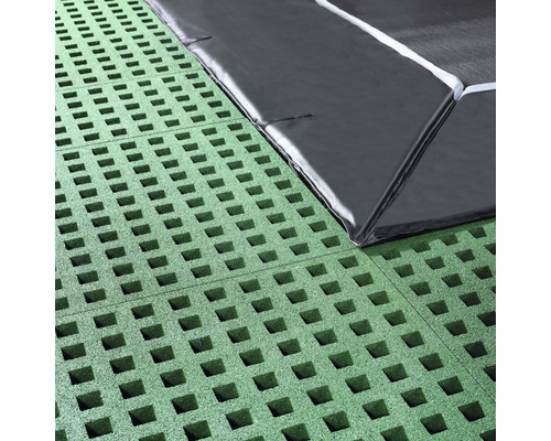 Grön fallskyddsmatta med svarta kantkuddar
