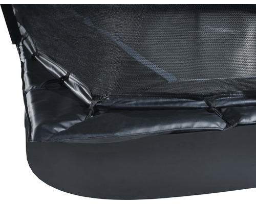 Närbild av en studsmatta med säkerhetsnät och kantskydd.