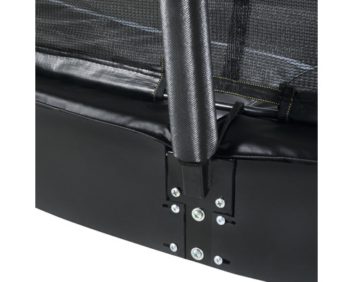 Närbild av en trampolinram med vaddering och säkerhetsnätstolpar.