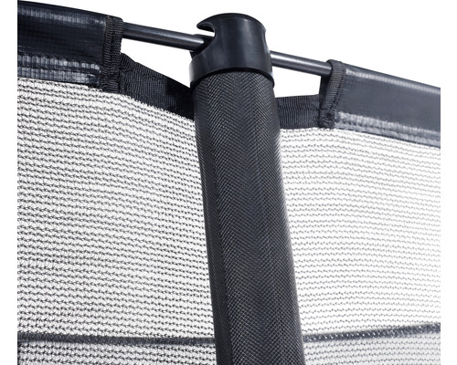 Närbild av ett trampolinskyddsnät med stång