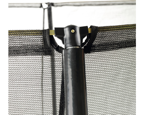 Detaljvy av ett trampolinsäkerhetsnät med stödstång