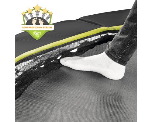 Närbild av en studsmatta med fotbeskyddssystem och Exit Toys logotyp.