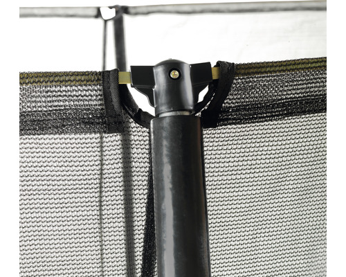 Detaljbild av en studsmatta med säkerhetsnät