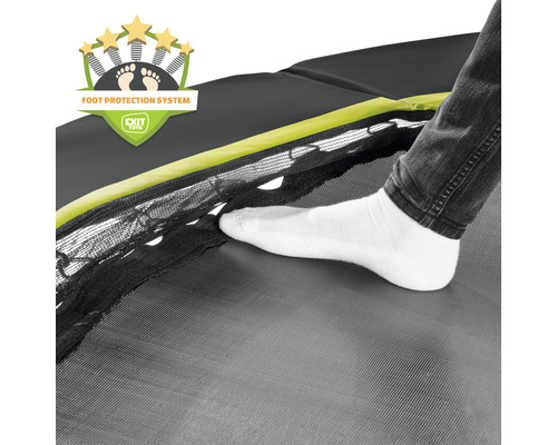 Närbild av en studsmatta med fotskyddssystem och en person med strumpa som testar skyddet