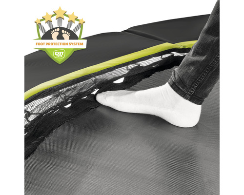 Närbild av en studsmatta med fot under skyddsnätet och fotbeskyddssystemets sigill