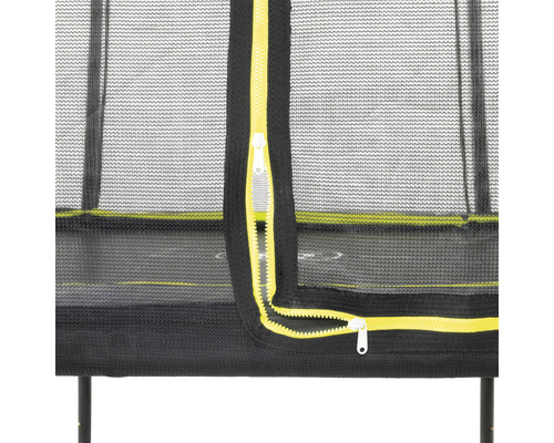 Närbild av ett trampolinsäkerhetsnät med dragkedja