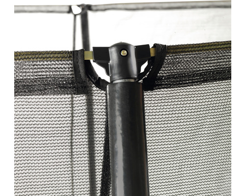 Detaljbild av ett trampolinsäkerhetsnät med stödjande stolpar