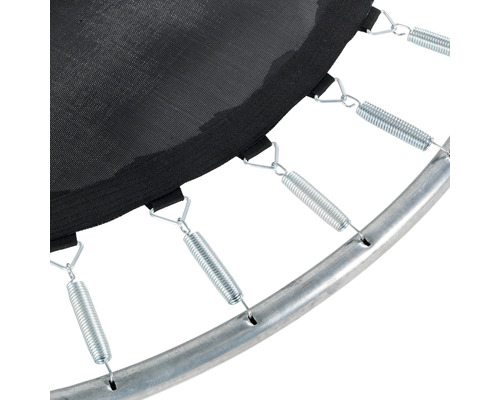 Detaljvy av fjädrarna och ramen på en studsmatta för trädgården