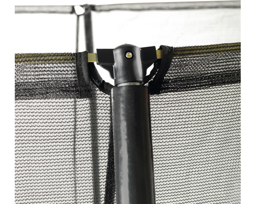 Detaljbild av en studsmatta med säkerhetsnät och ramanslutning.