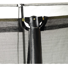Detaljbild av ett trampolinsäkerhetsnät med ramstång och anslutningsstycke