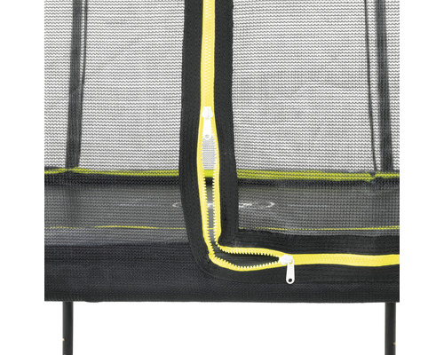 Närbild av ett trampolinsäkerhetsnät med dragkedja