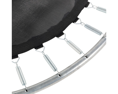 Detaljbild av en studsmatta med fjädrar, hoppduk och ram