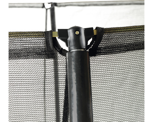 Närbild av en studsmatta med säkerhetsnät och ramstång.