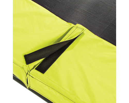 Detaljvy av ett trampolinskydd med fästremmar