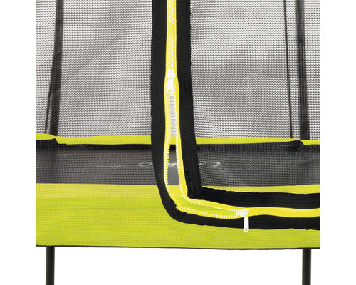 Detaljvy av ett trampolinsäkerhetsnät med dragkedja