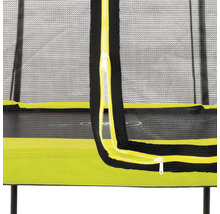 Detaljbild av ett trampolinsäkerhetsnät med dragkedja