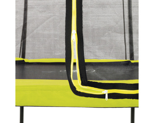 Detaljbild av ett trampolinsäkerhetsnät med dragkedja