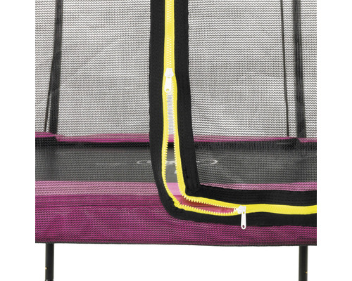 Närbild av en studsmatta med säkerhetsnät och dragkedja