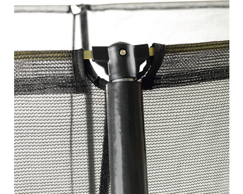 Närbild av ett trampolinsäkerhetsnät med ramstång.