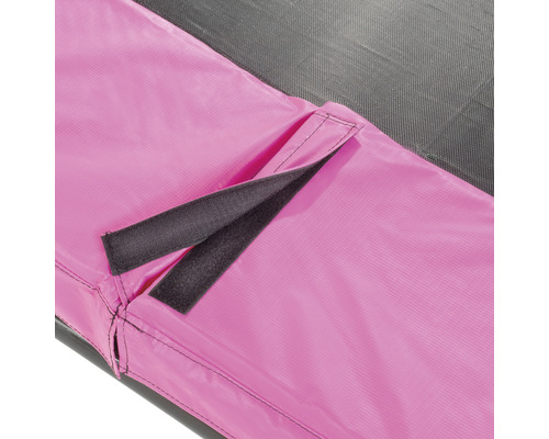 Detaljvy av ett trampolinskydd med fästremmar