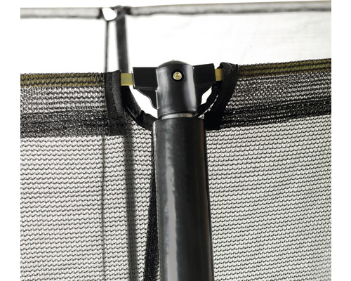 Närbild av ett trampolinsäkerhetsnät med stödstolpar och fäste