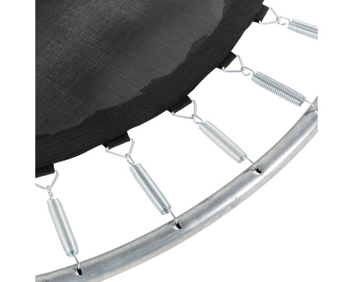 Närbild av studsmattans fjädrar, hoppduk och ram.