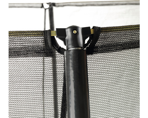 Detaljbild av en studsmatta med säkerhetsnät och ramfäste.