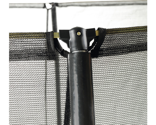 Detaljvy av en studsmatta med säkerhetsnät och ramstång