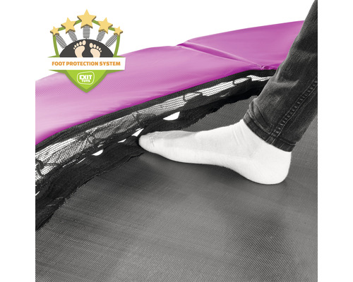 Detaljbild av en studsmatta med fotbeskyddssystem och en person som sätter foten på hoppduken