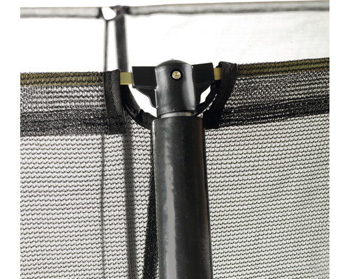 Närbild av ett säkerhetsnät för studsmatta med stödpinne och fäste.