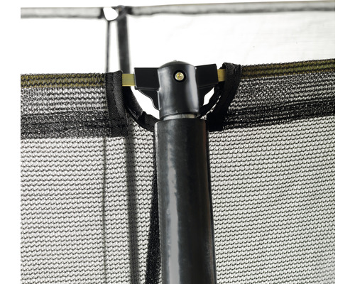 Närbild av en studsmatta med säkerhetsnät och stöd.