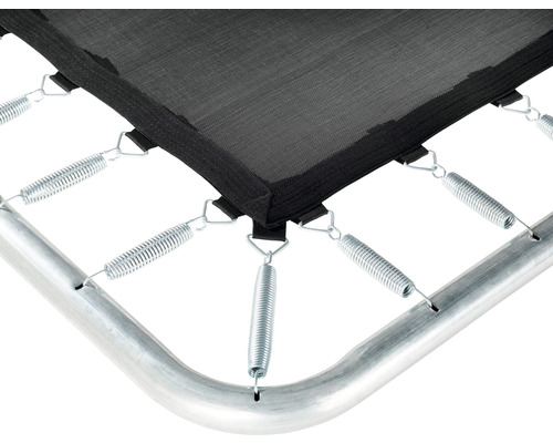 Detaljbild av en studsmatta med hoppduk, fjädrar och ram