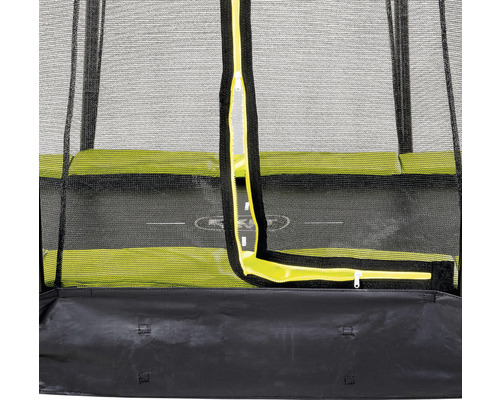 Detaljvy av en studsmatta med säkerhetsnät och dragkedja