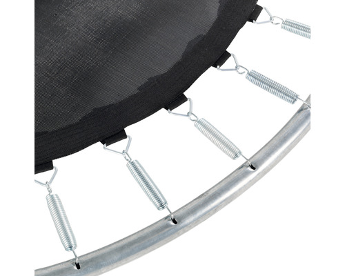 Detaljbild av en trampolinfästanordning med fjädrar.