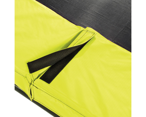 Detaljvy av ett trampolinskydd med kardborreband