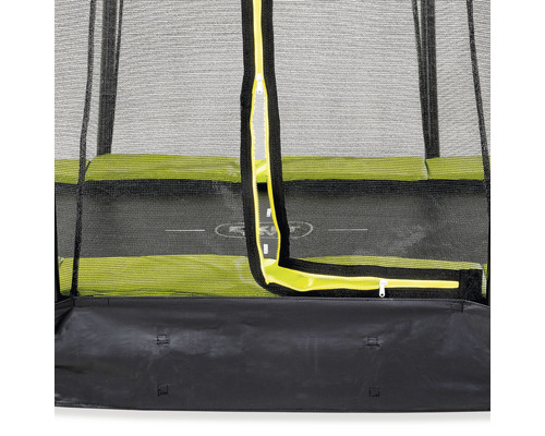 Detaljvy av en studsmatta med säkerhetsnät och dragkedja