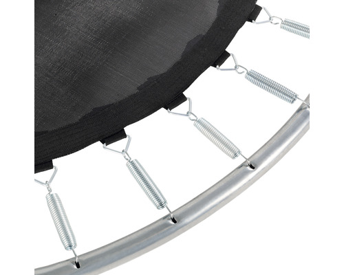 Detaljbild av en studsmatta med hoppduk, fjädrar och ram